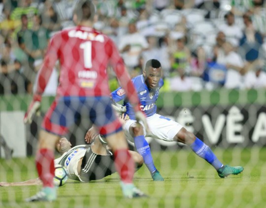 Ataque do Coritiba deu trabalho para a defesa do Cruzeiro em muitos momentos. Foto: Marcelo Andrade