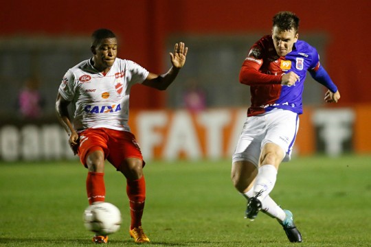 Duelo foi bem equilibrado na Vila Capanema. Foto: Albari Rosa