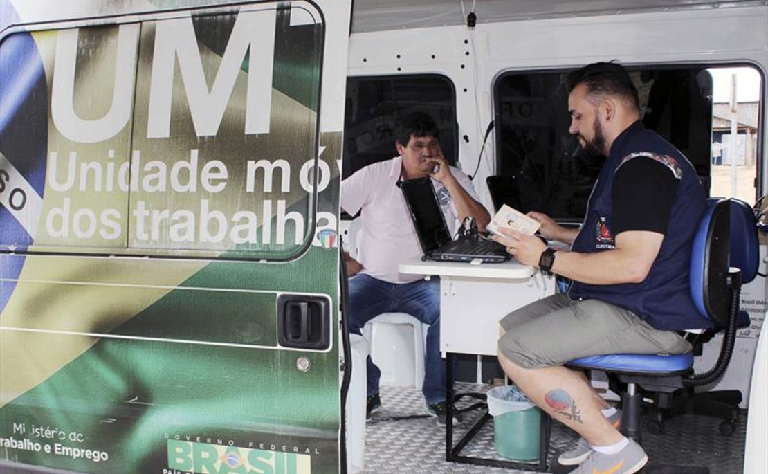 Mutirão emite carteiras de trabalho e encaminha para vagas em Curitiba. Foto: Ricardo Marajo/FAS.