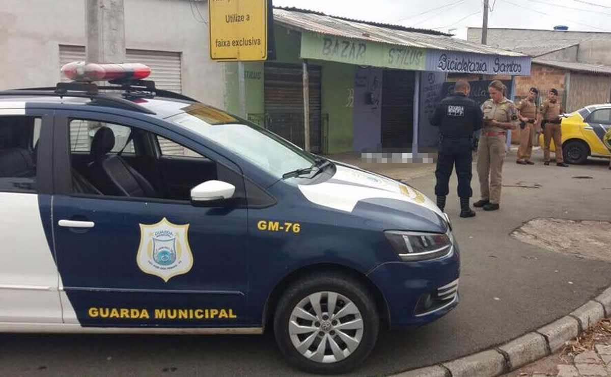 Um homem com roupas de gari teria descido de um veículo Gol e disparado contra a mulher. Foto: Colaboração/Guarda Municipal de São José dos Pinhais.