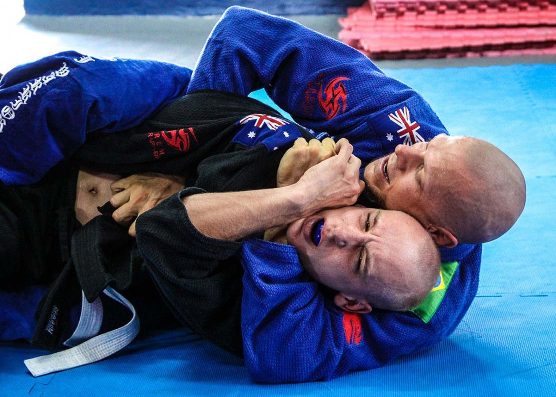 Homem tenta assaltar academia, mas alunos de jiu-jitsu entram em ação