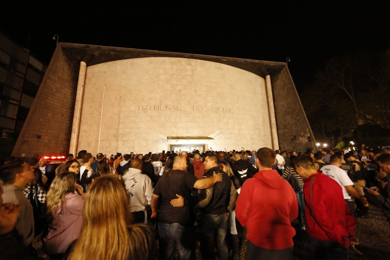 Multidão se aglomerou no Tribunal do Júri para acompanhar o julgamento. Foto: Lineu Filho