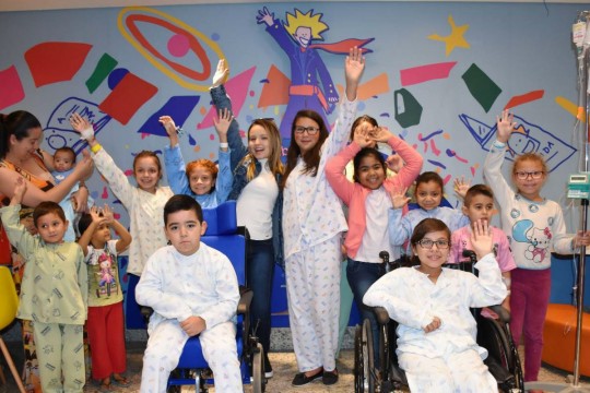 Cantora fez surpresa para os pacientes do Pequeno Príncipe. Foto: Divulgação/Tipcomm.