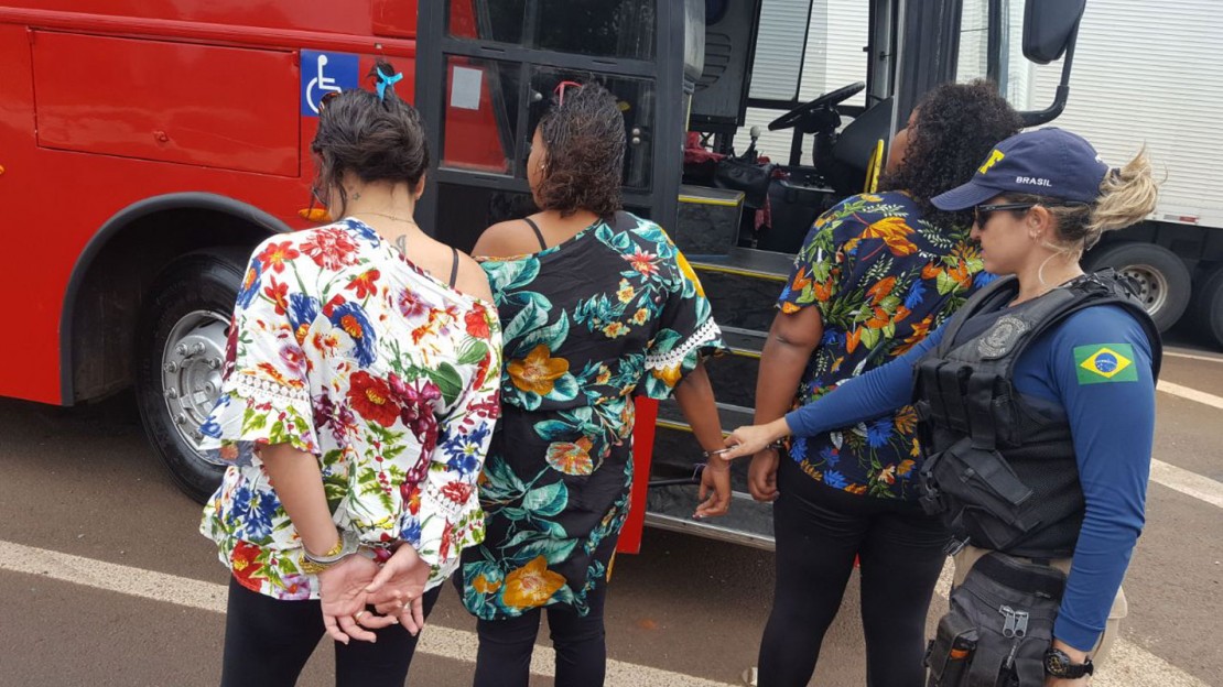 PRF acha material bélico com passageiras de ônibus