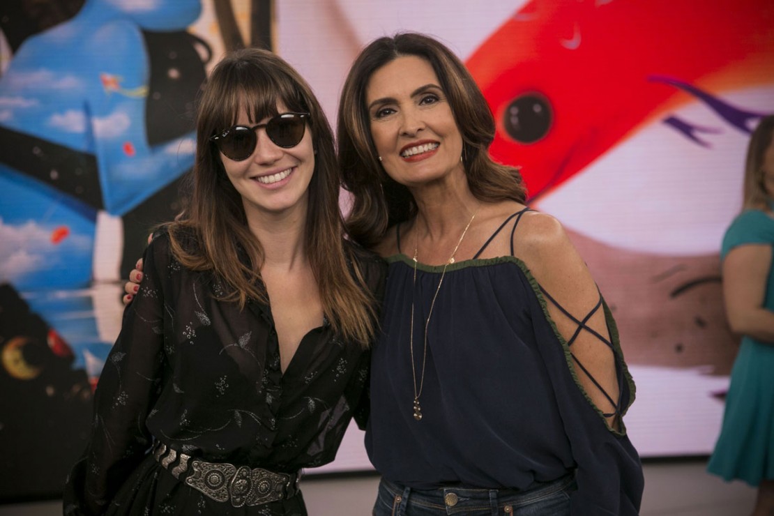 Nathalia Dill vai ao ‘Encontro’ de óculos escuros e deixa todo mundo intrigado