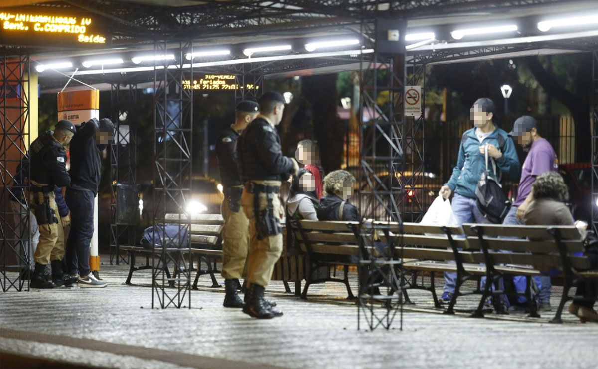 Abordagens ocorreram dentro dos terminais e fora, envolvendo passageiros e pedestres. Foto: Lineu Filho.