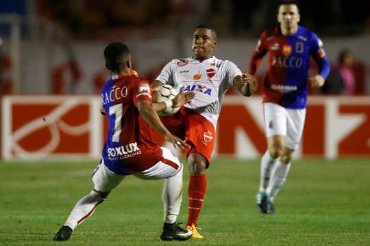 Vitor Feijão disputa com Alan Mineiro. Foto: Albari Rosa