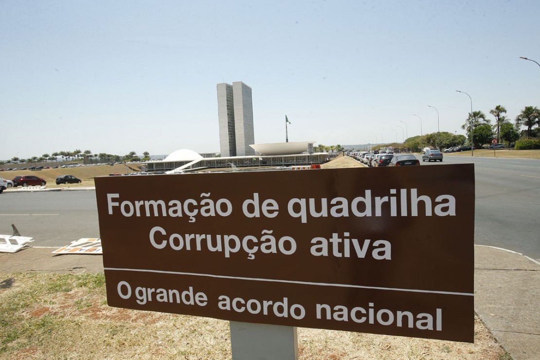 Placa em frente à Câmara dos Deputados indica 'formação de quadrilha'