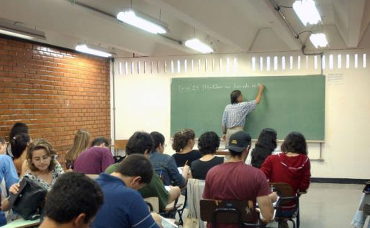 Aprovados serão divididos entre os 32 Núcleos Regionais de Educação do Paraná. Foto: Agência Brasil.
