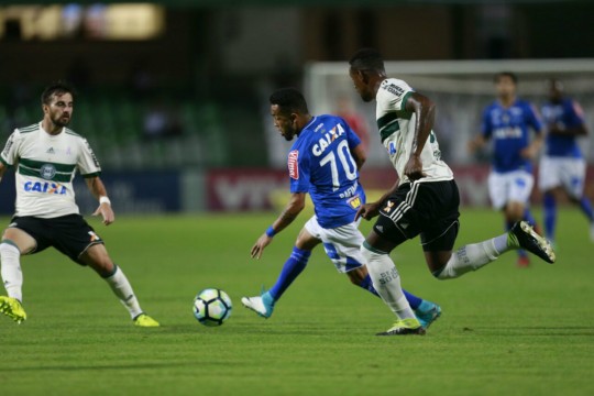 Rafinha foi muito vaiado pelos torcedores do Coxa no Couto, mas foi quem mais levou perigo a Wilson, principalmente no final da partida. Foto: Marcelo Andrade