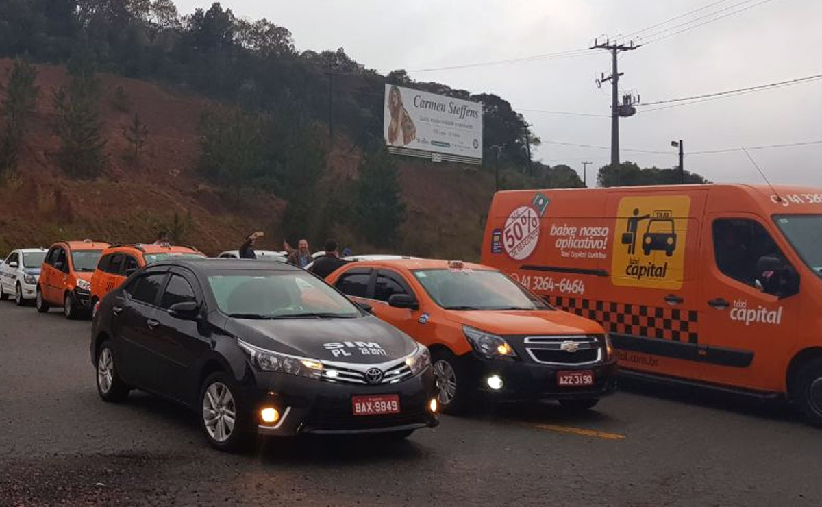 Taxistas passaram por registro, em São Paulo, na manhã desta segunda-feira (16). Foto: Colaboração.
