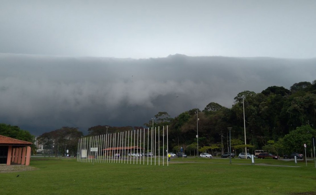 Tempo fecha no Parque Barigui na manhã desta terça-feira. Foto: Hamilton Bruschz.