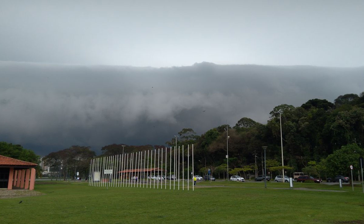 Tempo fecha no Parque Barigui na manhã desta terça-feira. Foto: Hamilton Bruschz.