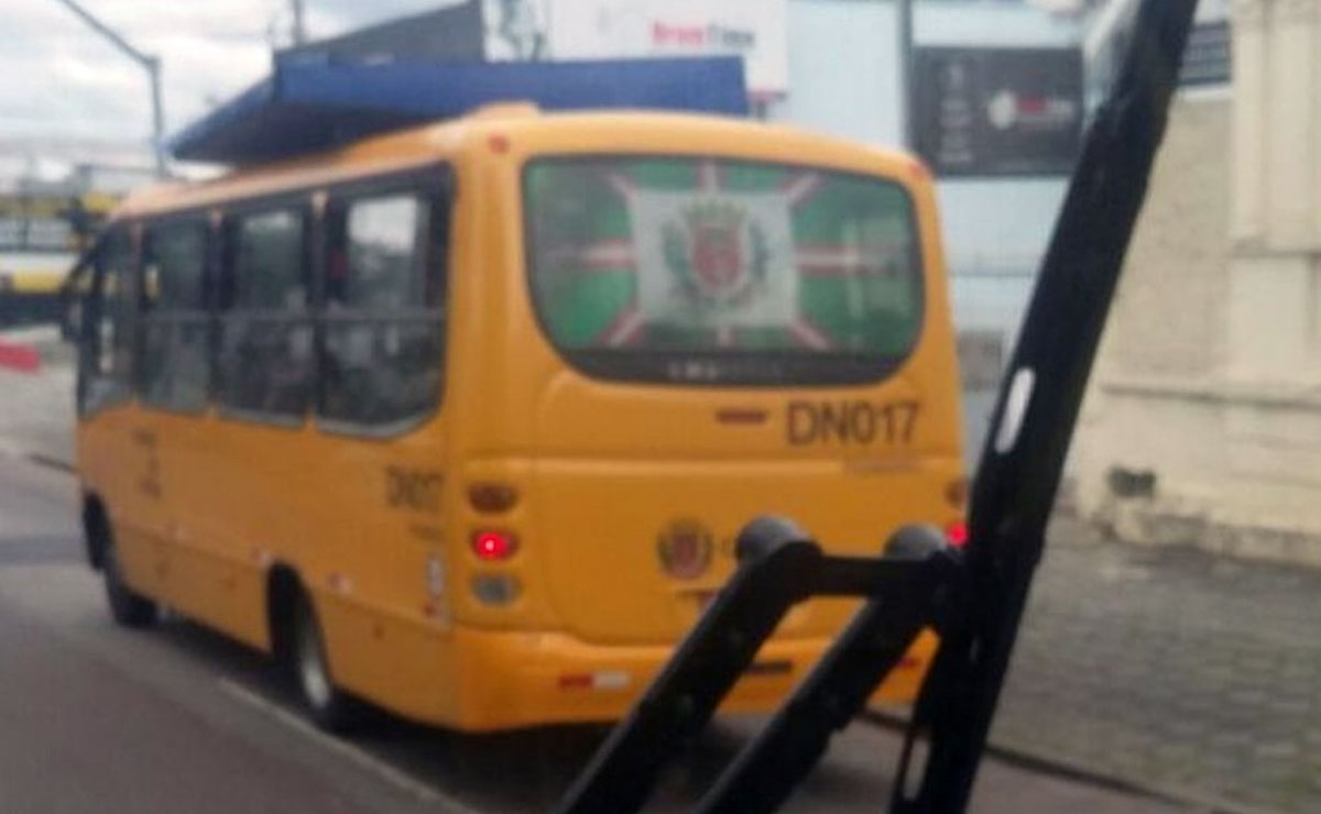 Toldo azul em cima do ônibus foi flagrado por outro motorista. Foto: Reprodução/Sindimoc.