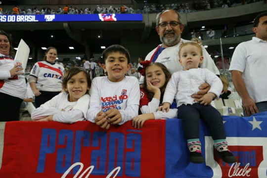 Torcedores de todas as idades foram à Arena da Baixada. Foto: Albari Rosa