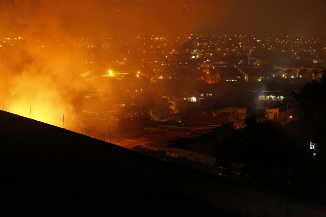 Incêndio destrói várias casas na Vila Parolin