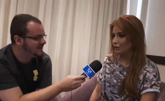 Repórter Lucas Sarzi entrevista Luiza Possi.