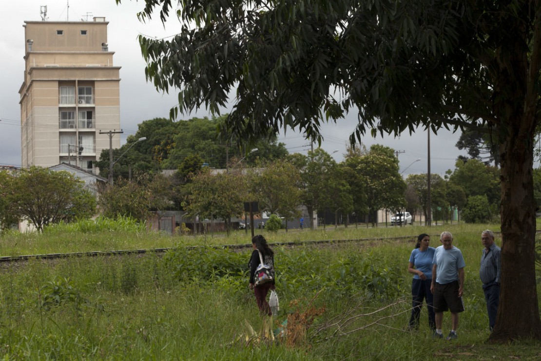 Jovem é encontrado morto perto de estação tubo e trilho do trem, no Cajuru. Foto: Daniel Caron