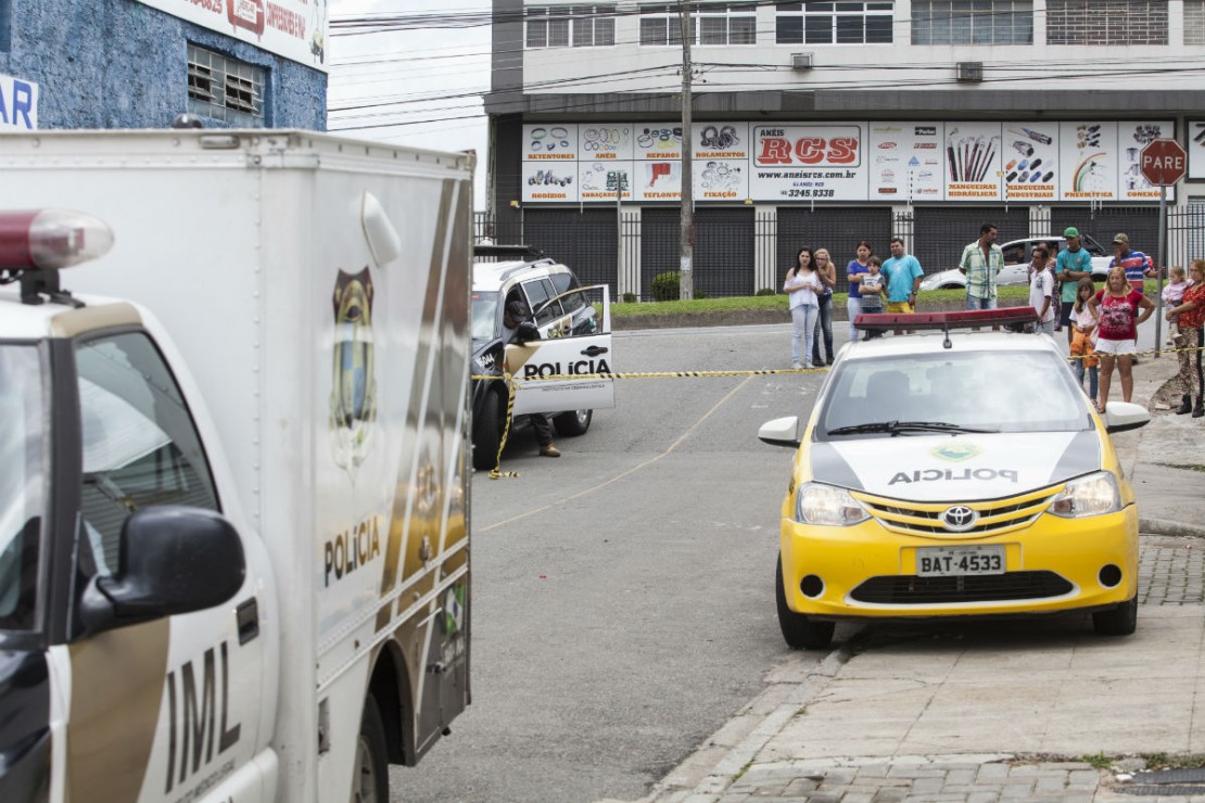Jovem foi morto a tiros na rua. Amigo foi baleado. Foto: Daniel Caron