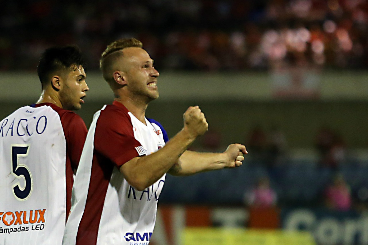 Alemão não conteve as lágrimas. Emoção por ter participado do gol do acesso. Foto: Albari Rosa