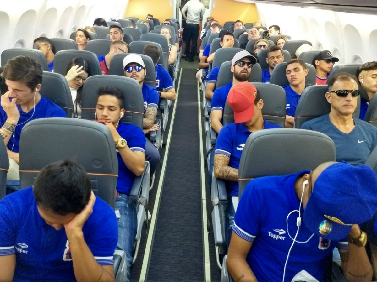 Após a comemoração, jogadores do Paraná Clube sentiram o cansaço na viagem de volta pra casa. Foto: Albari Rosa