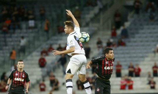Ederson disputa com Jean. Como todo atacante do Atlético, ele sofreu com a falta de criatividade. Foto: Marcelo Andrade