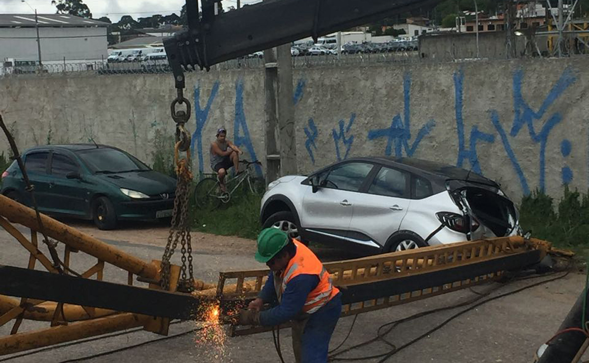 Carro teve a traseira destruída pela máquina. Foto: Felipe Rosa