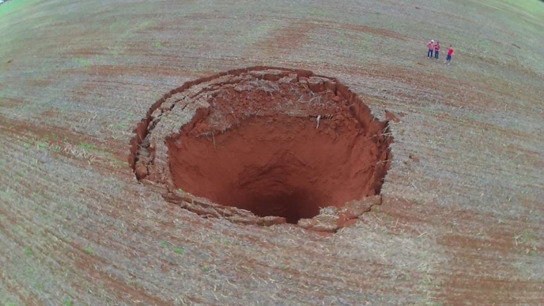 Buraco gigante se abre em fazenda de Minas Gerais e intriga moradores