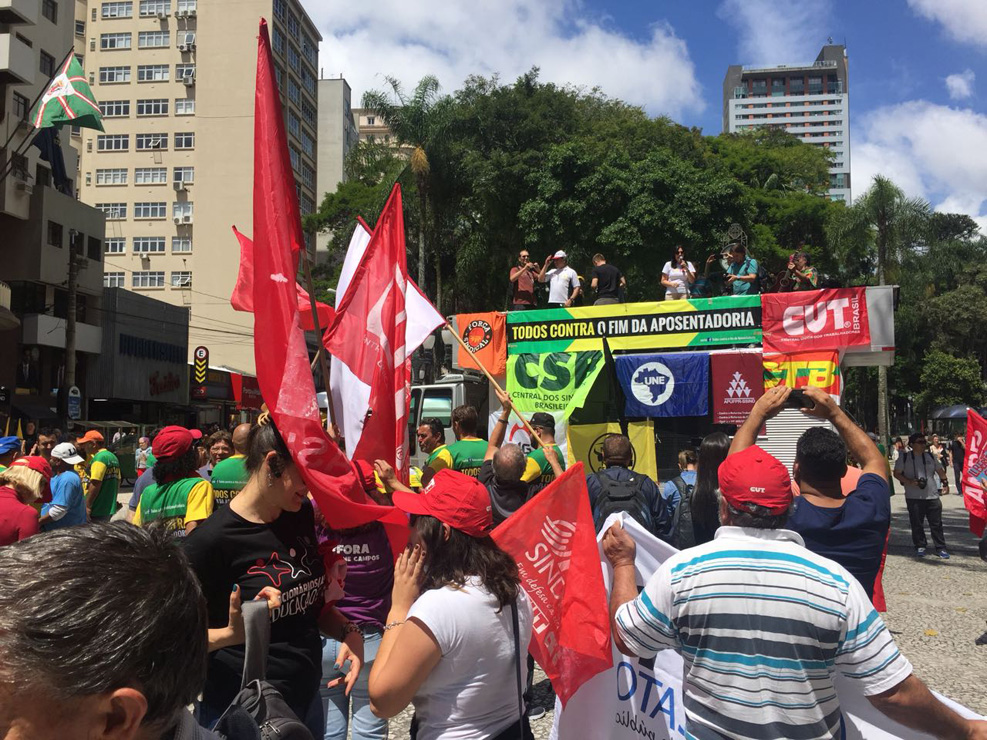 Concentração ocorreu na Boca Maldita, no Centro de Curitiba. Foto: Felipe Rosa.