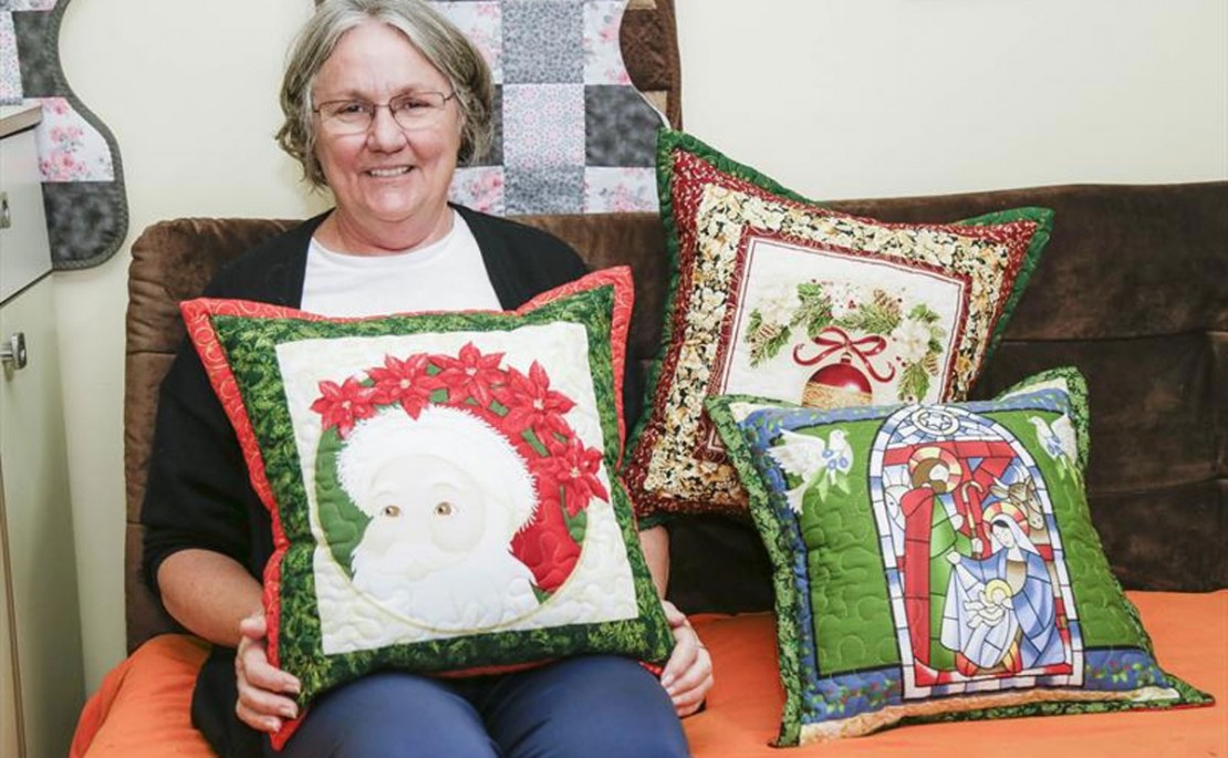 Dolores Imfeld, artesã, vende seus produtos na Feira Especial de Natal da Praça Osório. Foto: Pedro Ribas/SMCS.
