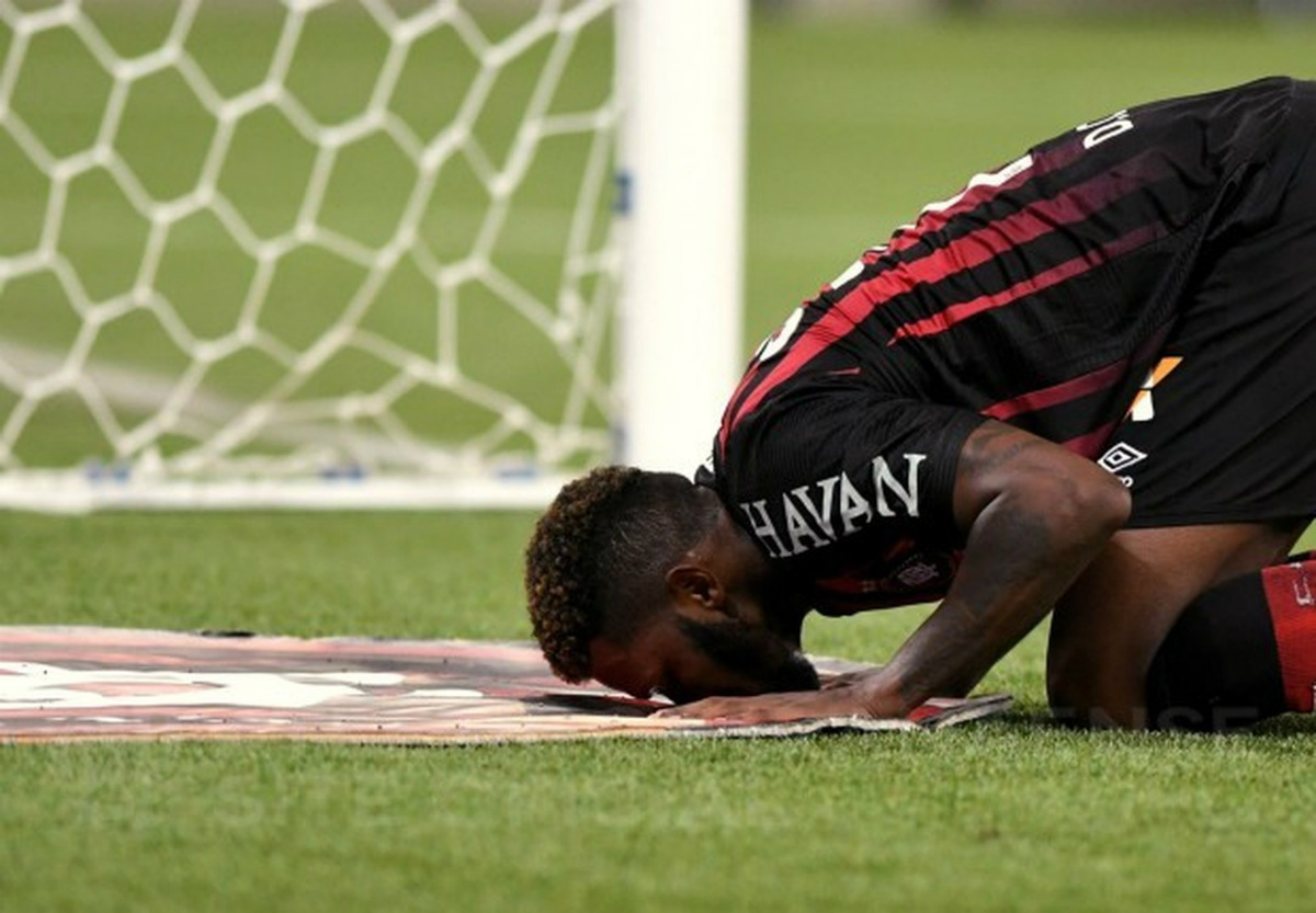 Douglas Coutinho beija o escudo do Furacão em comemoração do gol contra o Vasco. Foto: Miguel Locatelli/Atlético