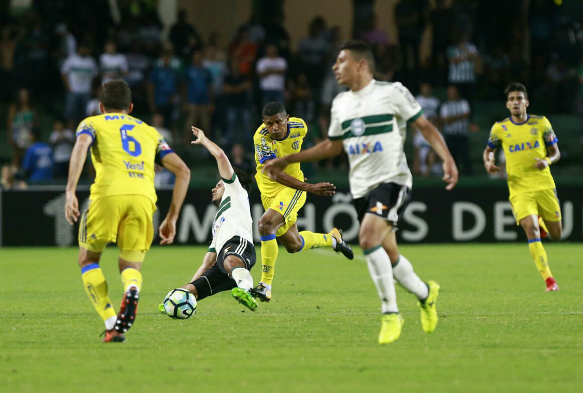 Em campo, Coxa teve trabalho, mas venceu o Flamengo. Foto: Marcelo Andrade