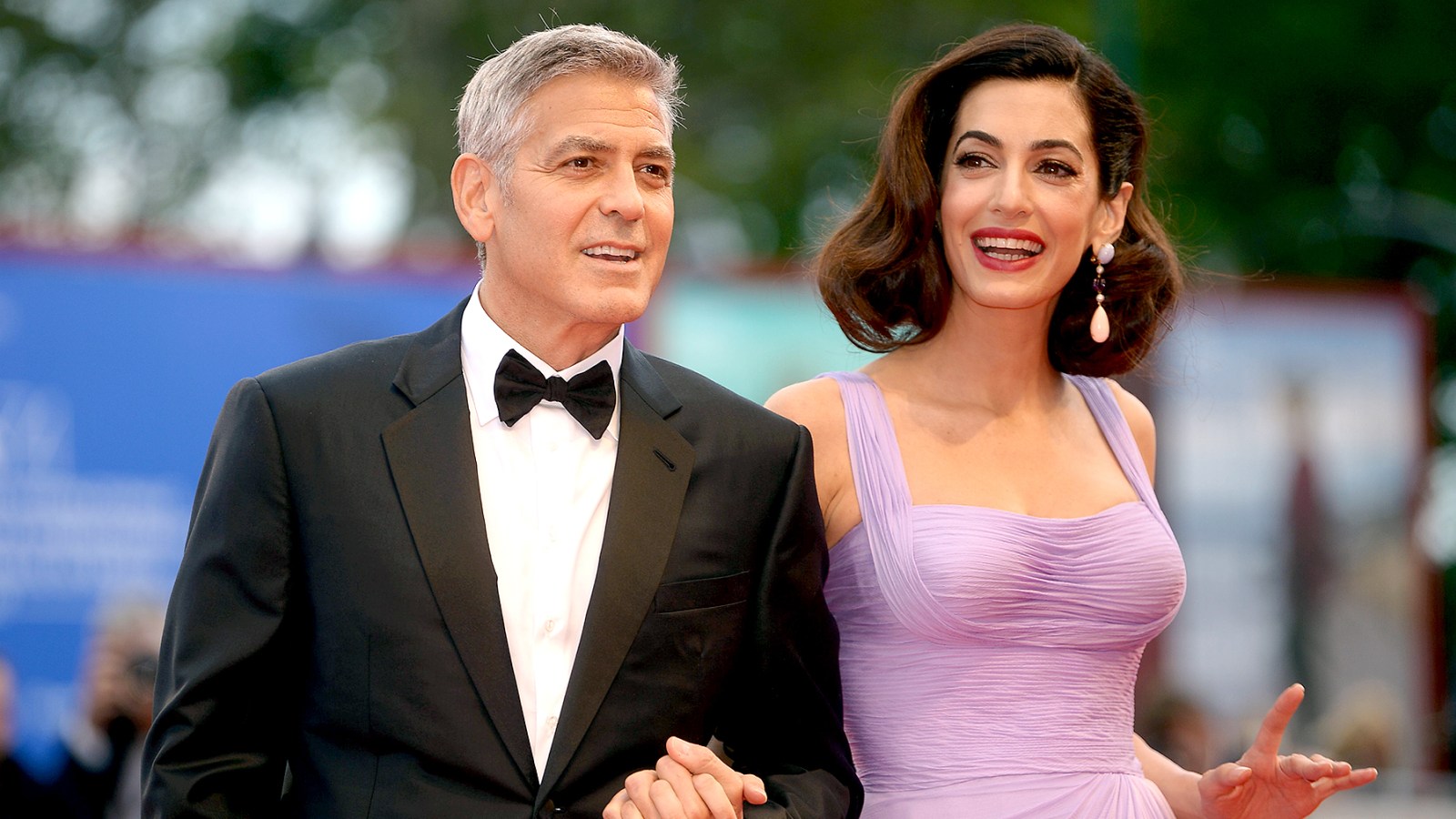 George Clooney não tem nojinho e troca fralda dos gêmeos