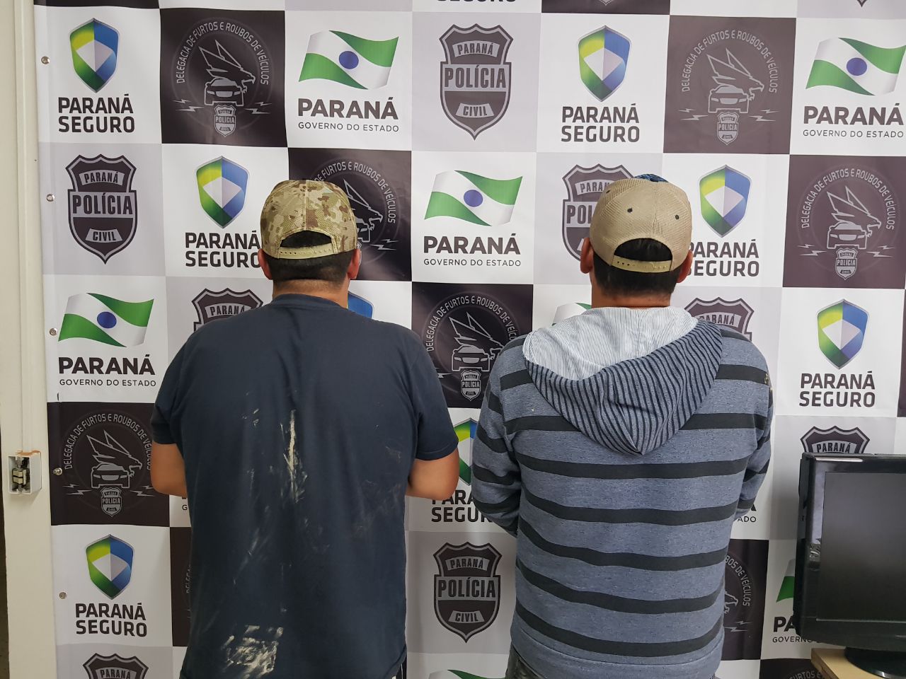 Suspeitos de furto a residência são presos com eletrônicos e mais de 100 barras de chocolate. Foto: Polícia Civil do Paraná