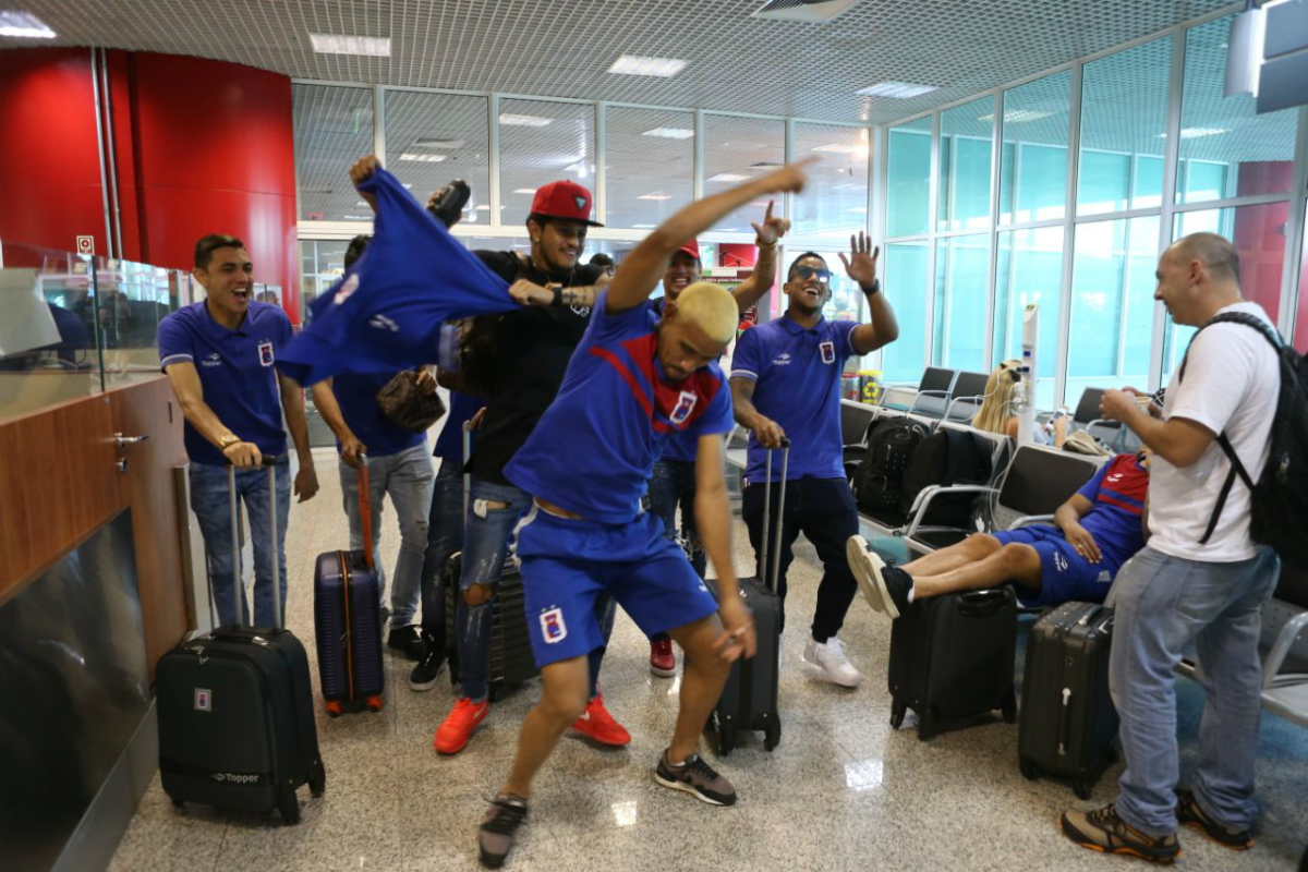 Jogadores do Paraná Clube descoloriram o cabelo e fizeram festa no aeroporto logo cedo. A comemoração não tem hora pra acabar. Foto: Albari Rosa