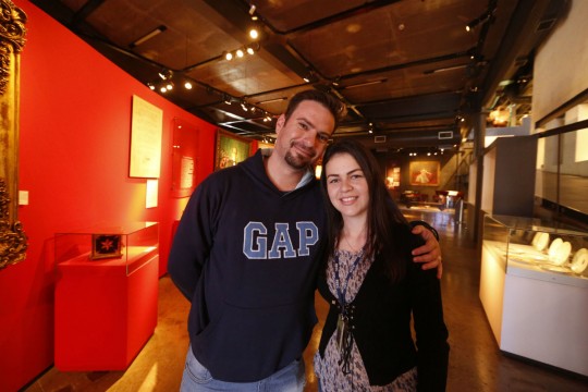 Leandro e Camila foram ao museu conhecer a história do Paraná. Foto: Lineu Filho. 