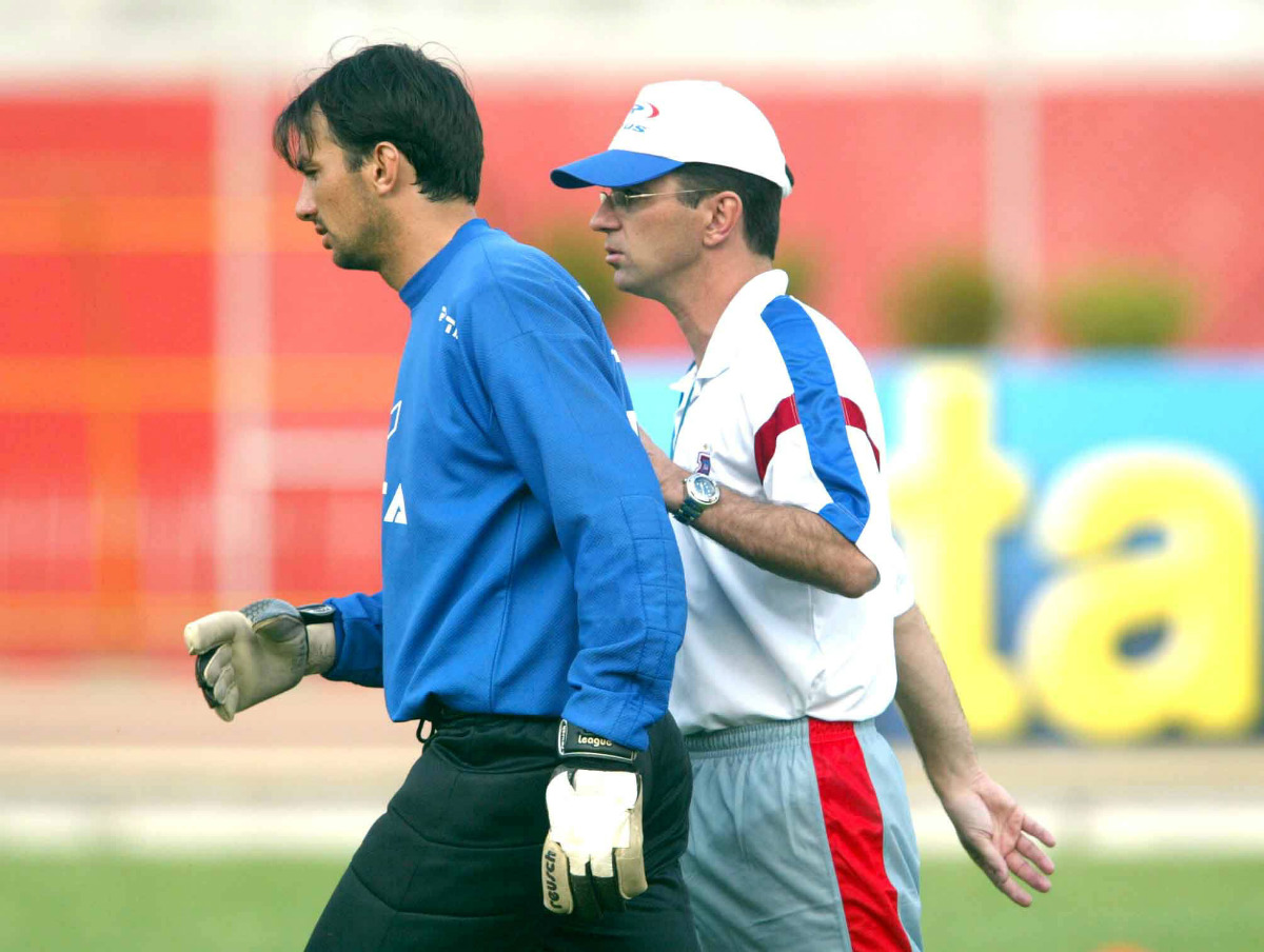 Marcos com Caio Júnior, em 2002, ano que encerrou a primeira passagem do goleiro pelo Tricolor. Foto: Arquivo
