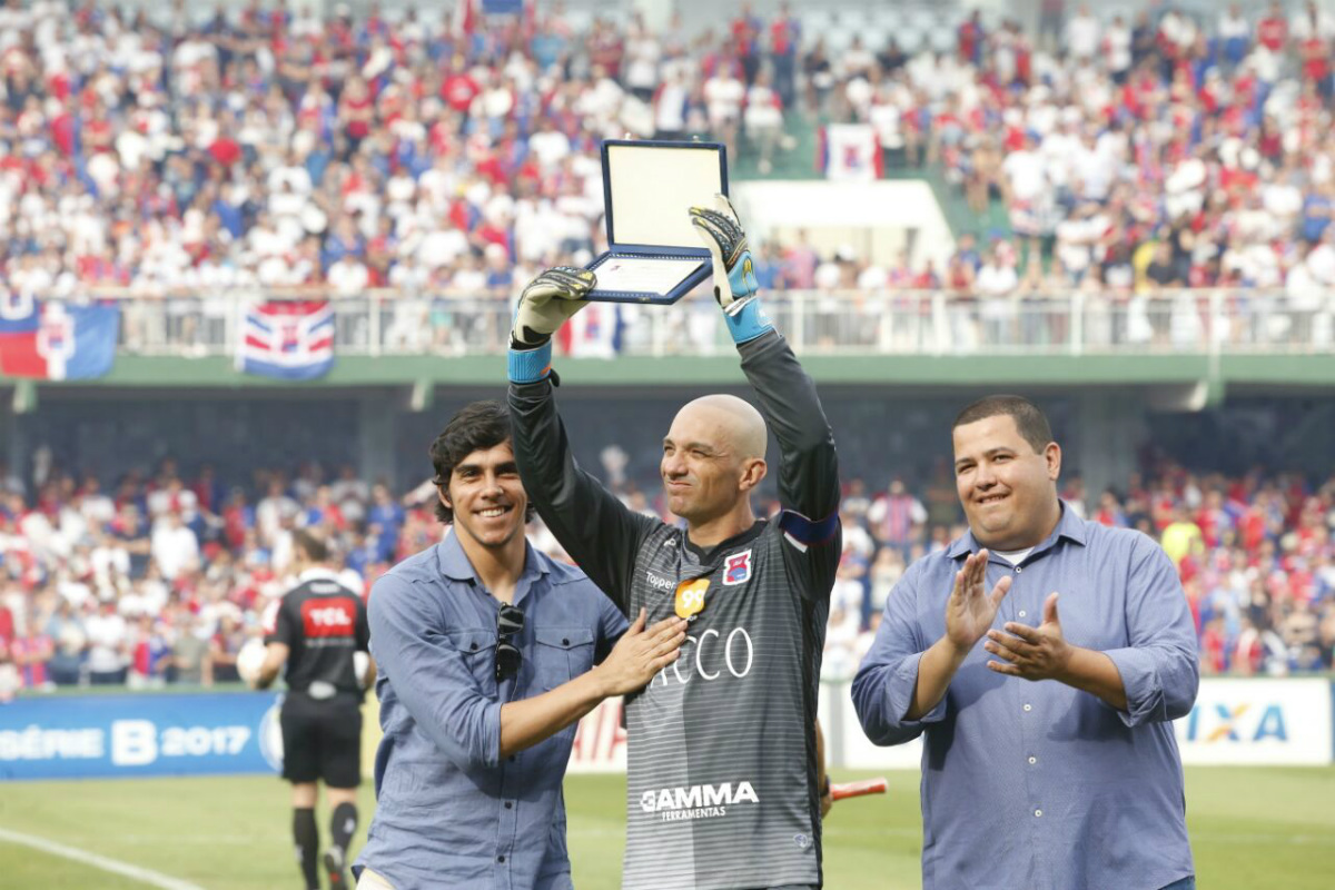 Marcos recebeu uma placa de homenagem do presidente Leonardo Oliveira e também do goleiro Richard. Foto: Hugo Harada