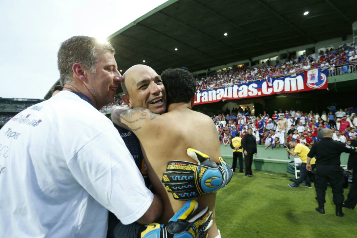 Muitas lágrimas de Marcos e dos companheiros de Paraná Clube. Foto: Hugo Harada