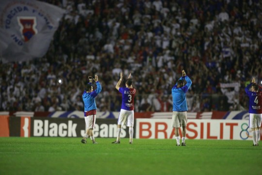 O agradecimentos dos jogadores para a torcida após o jogo. Foto: Marcelo Andrade
