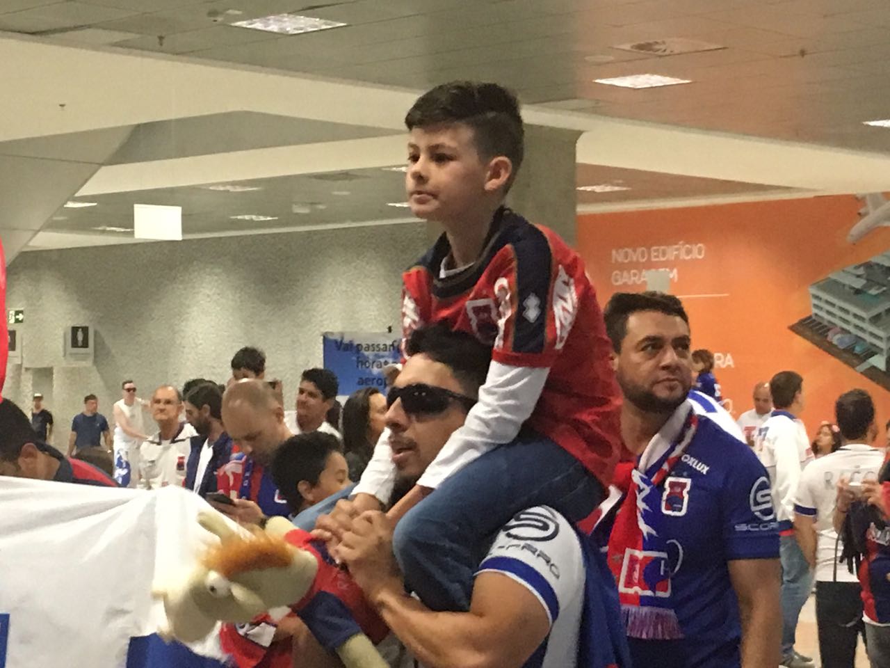 Wolnei Pereira trouxe o filho Juan Gabriel pra sentir a emoção paranista. Foto: Felipe Rosa