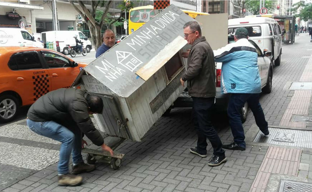 Casinha usada por Sony foi retirada do Centro de Curitiba. Foto: Facebook Prefeito Rafael Greca