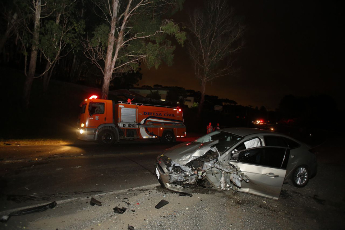 Ocupantes do segundo carro não tiveram ferimentos. Foto: Marco Charneski.