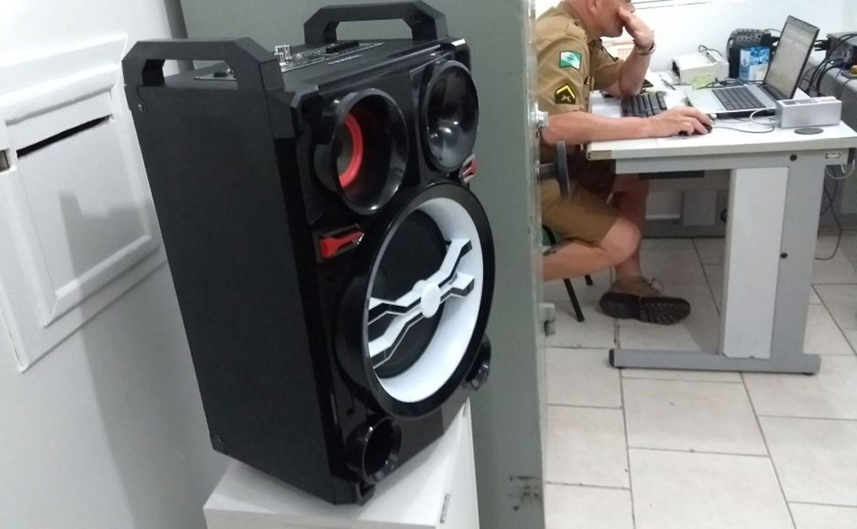 Caixa de som foi apreendida durante ação contra perturbação de sossego da Polícia Militar. Fotos: Divulgação/PM