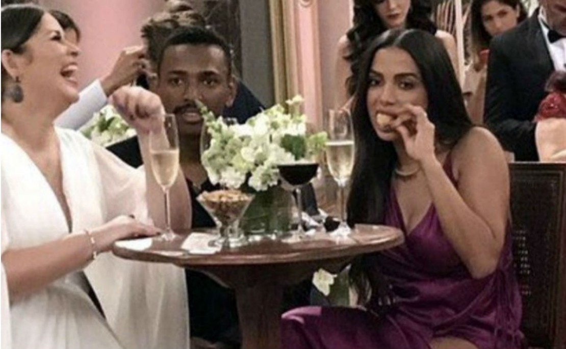 Cantora de deliciou com os doces e salgados servidos na premiação. Foto: Reprodução / Internet