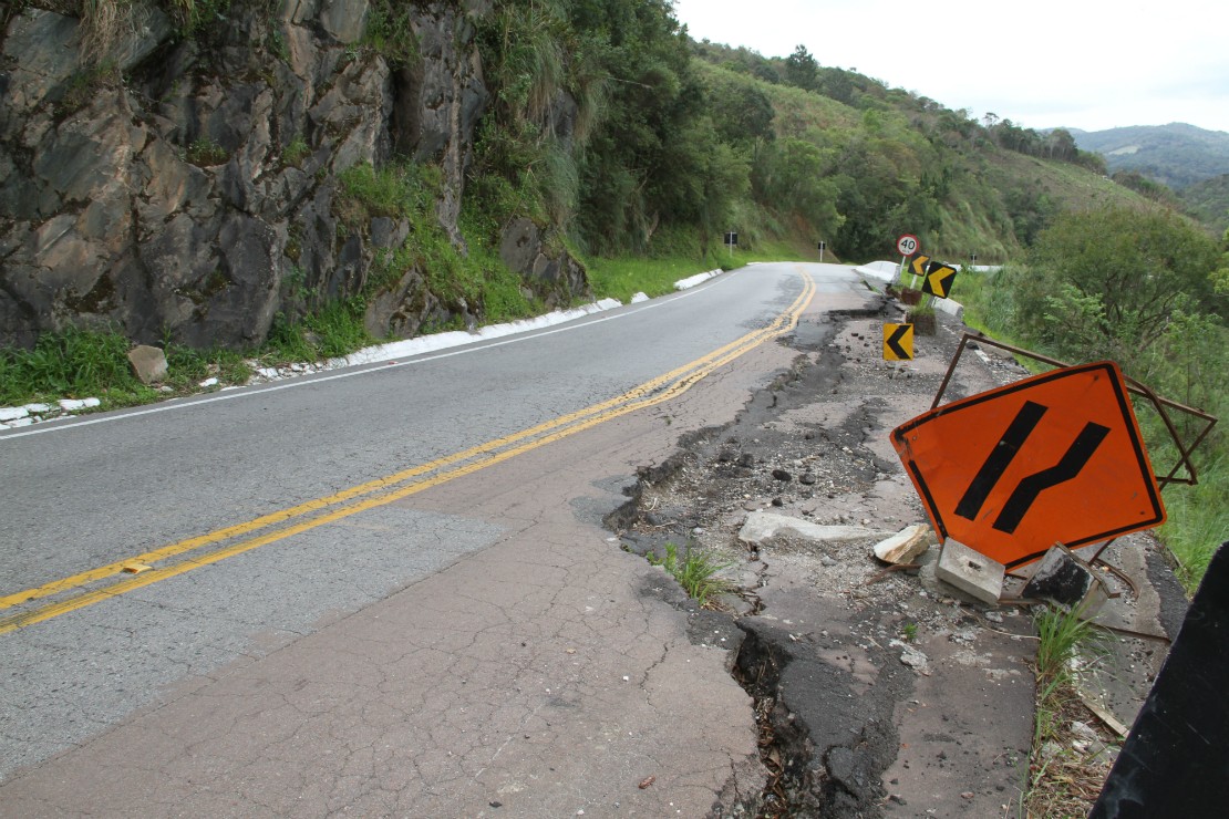 Estrada da Ribeira tem interdições de pista, por desmoronamentos de terra , pedras e árvores. Foto: Gerson Klaina / Tribuna