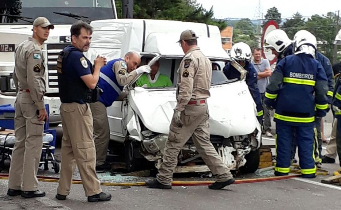 Acidente entre carro e caminhão complica o trânsito no Contorno Sul. Fotos: Colaboração/Rede News.