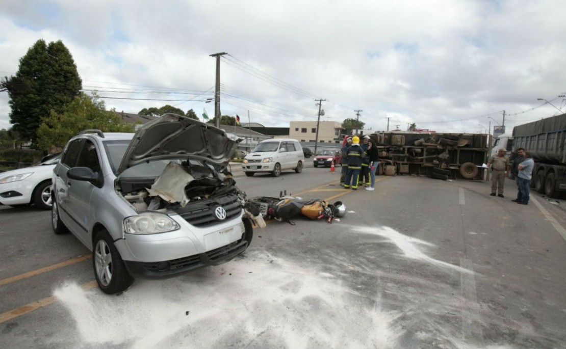 Acidente ocorrida na Rodovia da Uva, em Colombo. Foto: Marco Charneski
