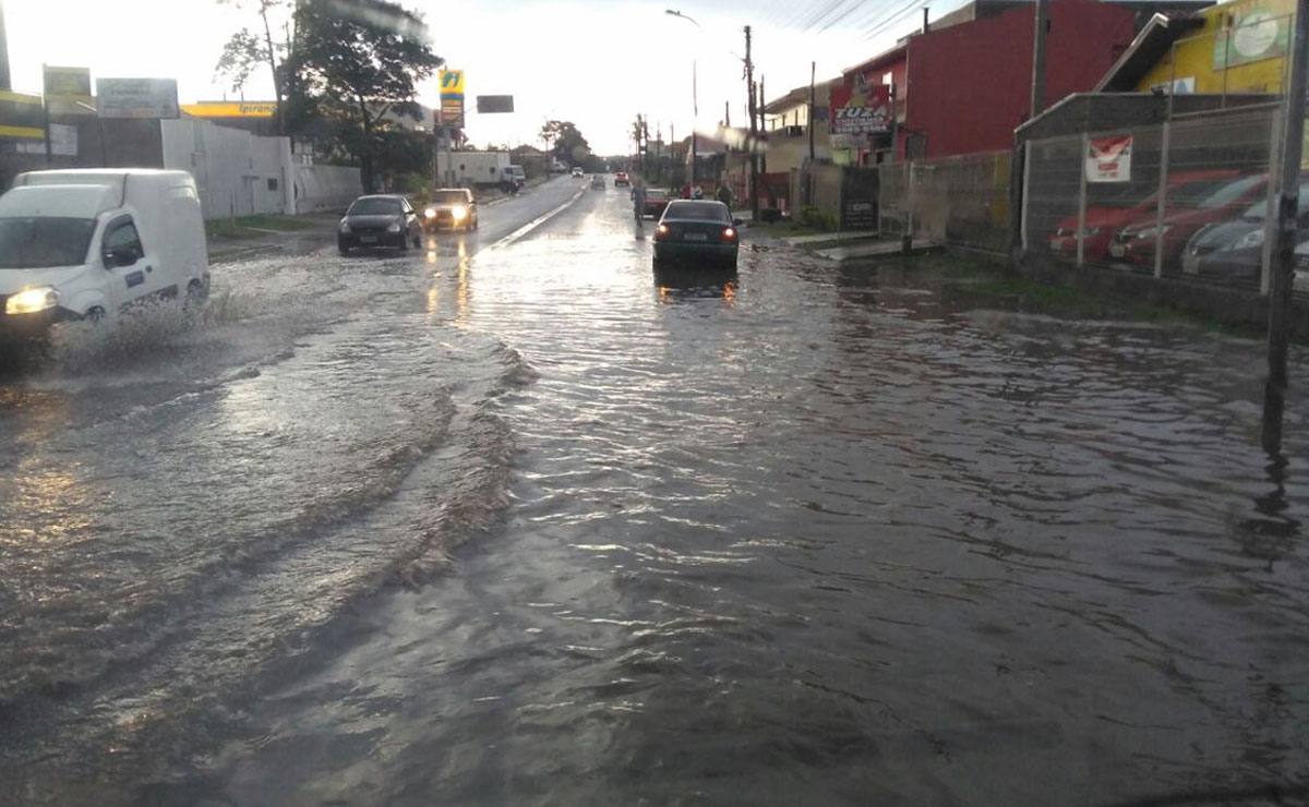 Alagamento complicou a vida de motoristas logo cedo em Curitiba. Foto: Colaboração/Leitor.