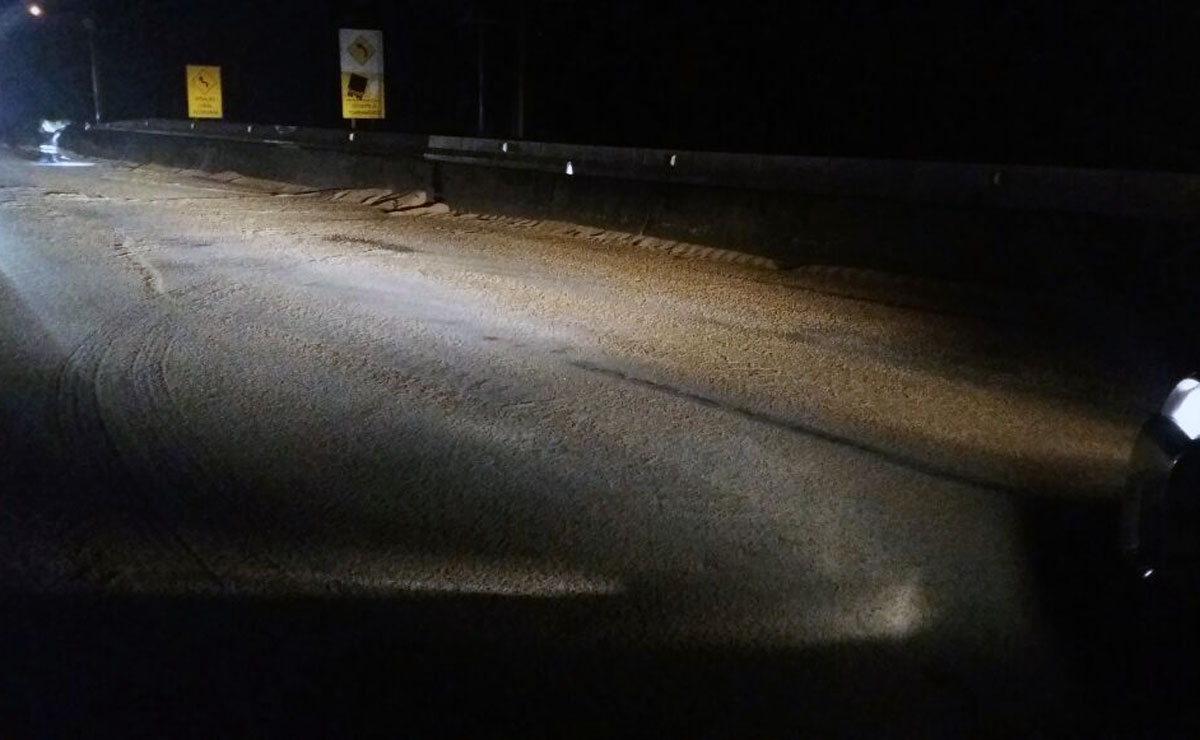 A carga de milho ficou espalhada pelo quilômetro 668 da BR-376, no sentido Santa Catarina. Foto: Divulgação/PRF.